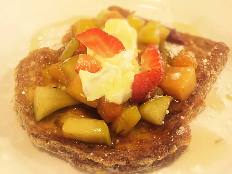 French Toast, pan fried fruit, honey & cream|Sergio Lacuevaさん