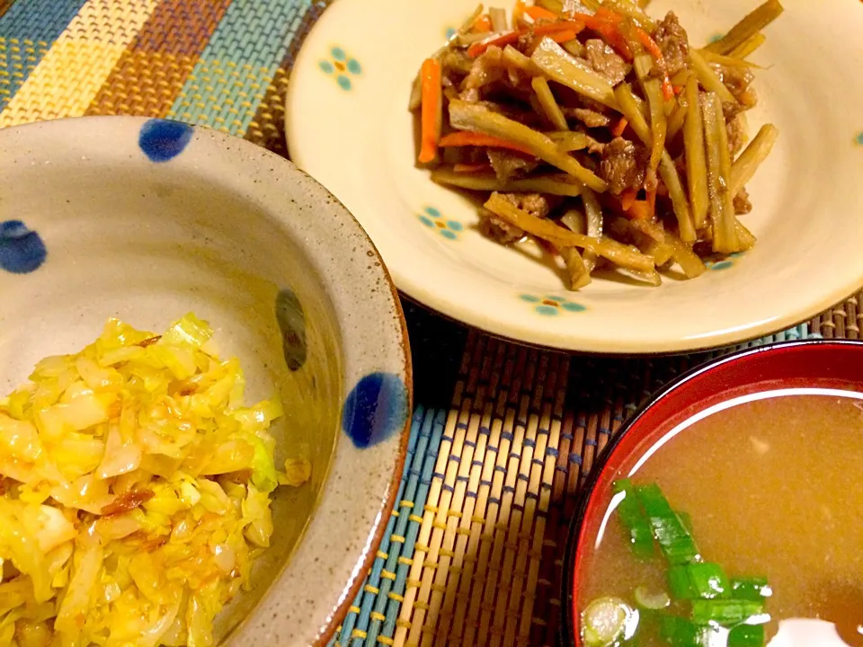 牛肉とごぼうのきんぴら、キャベツのおひたし風サラダ、お味噌汁|あんなさん