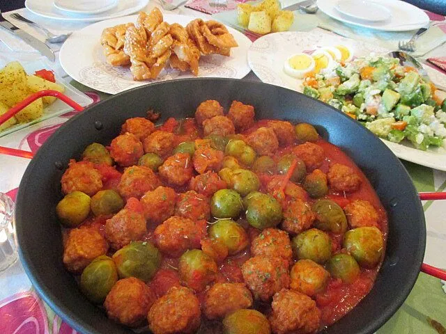 自家ミートボールと芽キャベツのトマト煮込み🔥カッテージチーズ和えアボカド野菜サラダ、カレーじゃが、鶏蛋蜜麻花など|ふかرさん