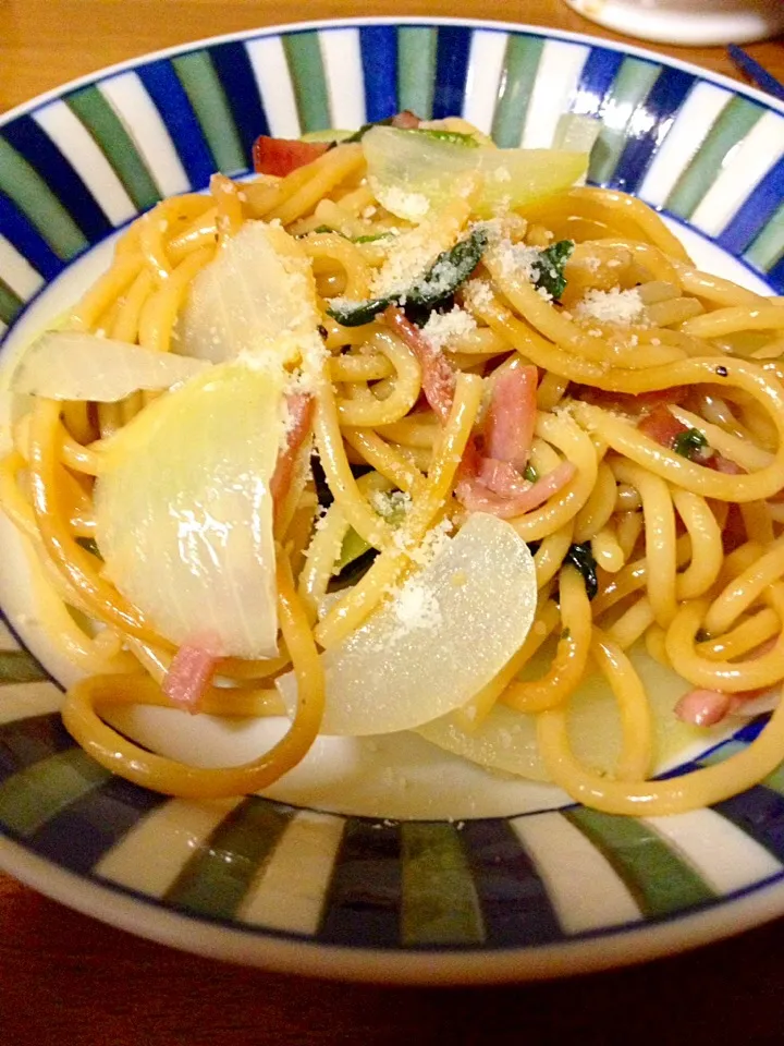 ほうれん草とベーコンの和風パスタ🍝食感欲しくて玉ねぎ足しました✨|まいりさん