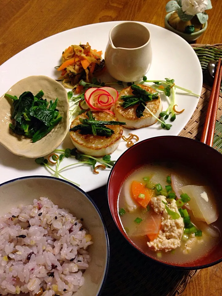 今晩のメニュー
＊豚ヒレのピカタ かぶのステーキポン酢かけ
＊根菜たっぷりけんちん汁
＊春菊の生姜風味おひたし
＊切干し大根と人参.めかぶの松前漬け風
＊十六穀米、押し麦入り|Kumiko Shimomuraさん