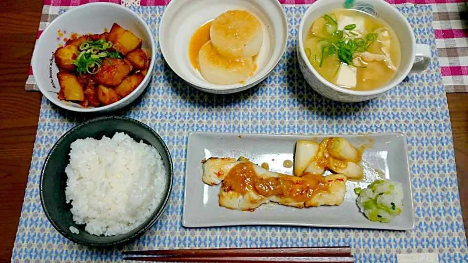 たらの味噌漬焼き ふろふき大根 じゃがいもの甘辛煮 豆腐と油揚げの味噌汁|よめちゃんさん