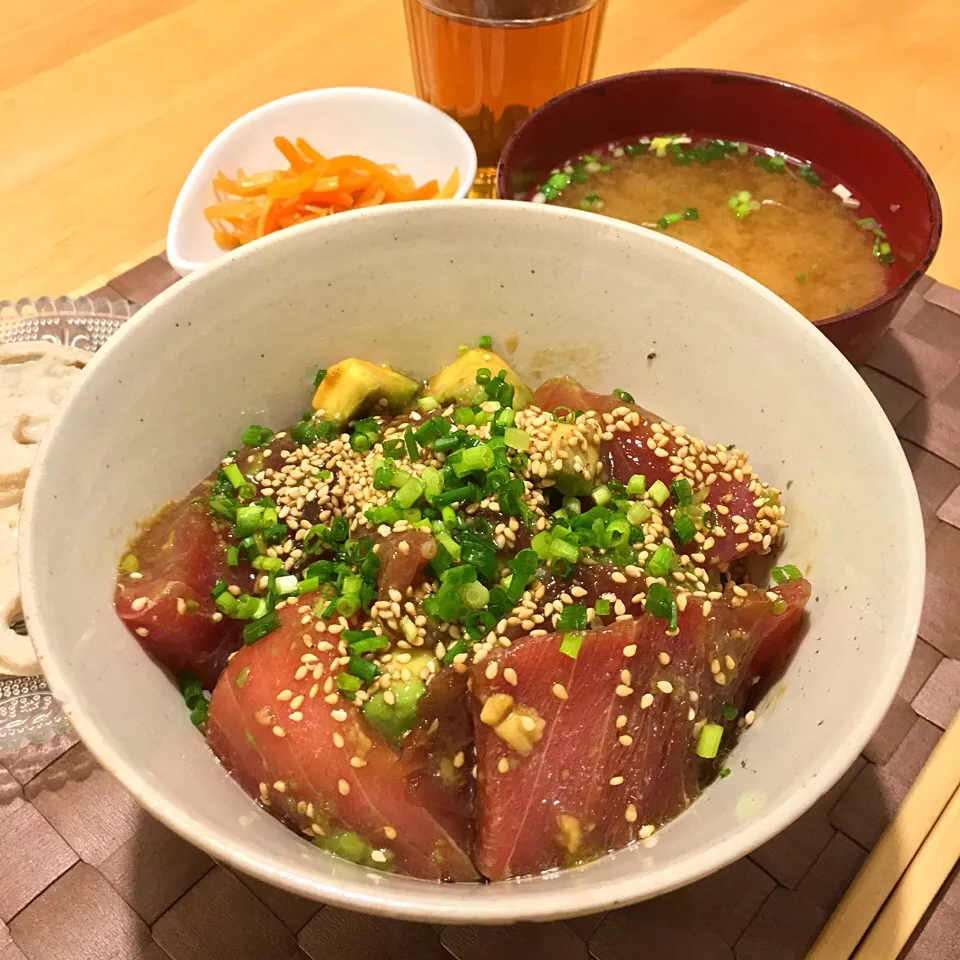 Snapdishの料理写真:アボカドとマグロの漬け丼|n182さん