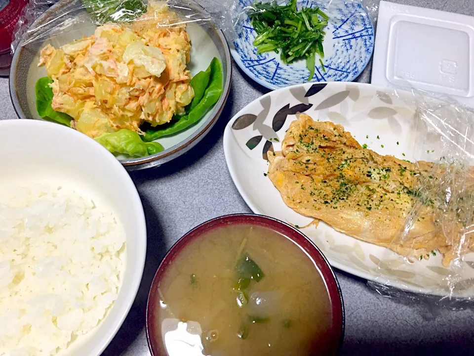 ポテトサラダ、玉子焼き、白米、豆苗玉ねぎ味噌汁、納豆、京菜|ms903さん