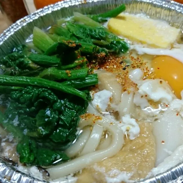 Snapdishの料理写真:コンビニの冷凍鍋焼きうどんに、ちぢみほうれん草とたまごをのっけて。ちぢみほうれん草すごく美味しいです❗深夜ですけど、これ、夜ごはん|のーなさん