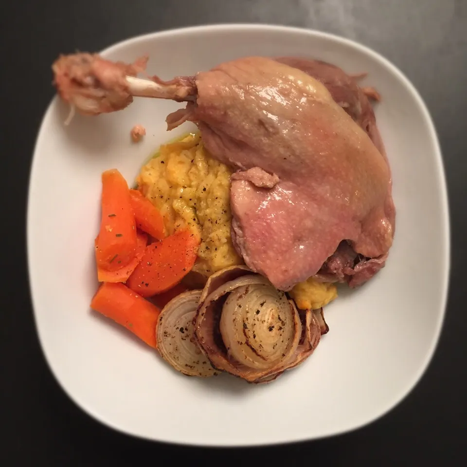 Spiced sweet potato puree with carrots, roasted onions and confit de canard|Liesbeth Maliepaardさん