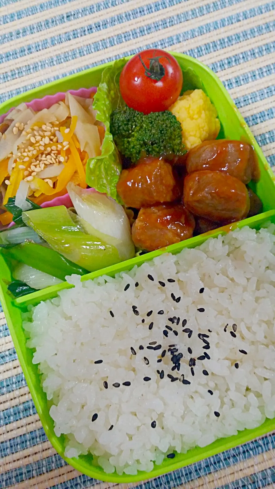 旦那さんのお弁当
・ミートボール
・温野菜
・切り干し大根の煮物
・九条葱の塩胡椒炒め|あぁちゃんさん