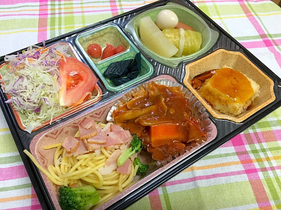 Snapdishの料理写真:コックオーバン鶏肉のデミグラスソース 日替わり弁当 豊川市宅配|Naokazu Kuritaさん