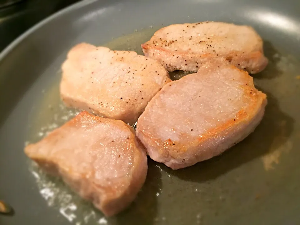 Simple pan fried pork chops|TJ McAfoosさん