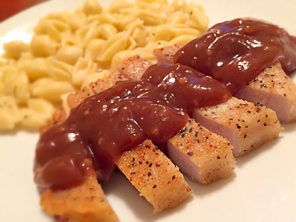 Pan fried pork chops with spicy peanut sauce and garlic butter noodles!|TJ McAfoosさん