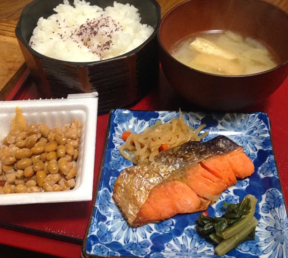 単身赴任の朝ごはん  焼き鮭 切り干し大根煮 納豆 野沢菜漬 玉ねぎとキャベツの味噌汁 白飯 ゆかり|ぽんたさん