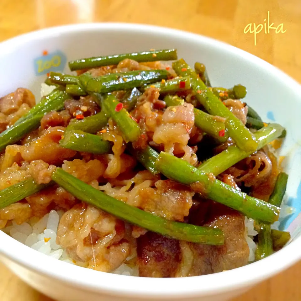 牛肉とニンニクの芽の丼ぶり|あぴかさん