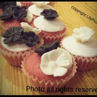 Mini Vanilla Cupcakes , sugar paste topping :)|lilyさん