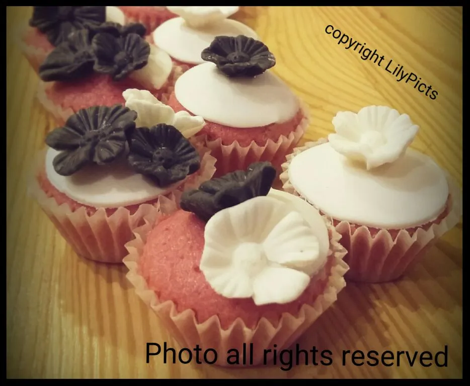 Mini Vanilla Cupcakes , sugar paste topping :)|lilyさん