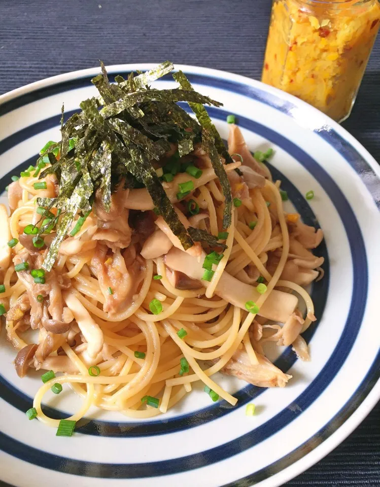 Snapdishの料理写真:ゆっこさんの料理『手作りゆず胡椒』香るキノコとツナの和風パスタ🍝|アッチさん