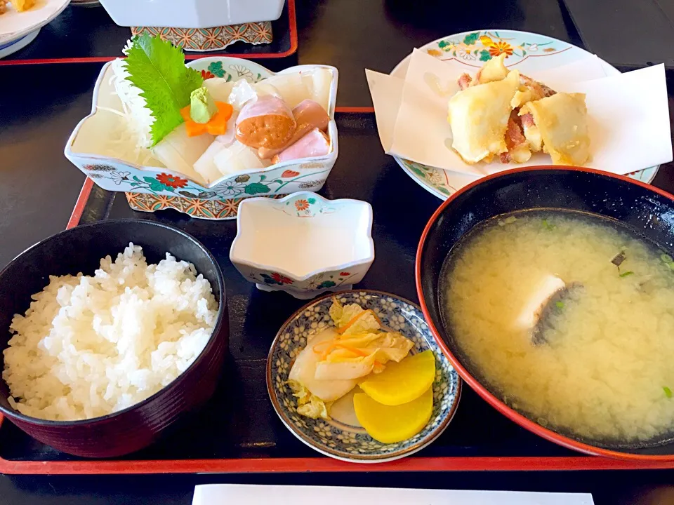 河津桜を見に伊豆へ。途中、立ち寄った磯亭のイカ刺し定食。朝獲れたてだそうです。|sunhideさん