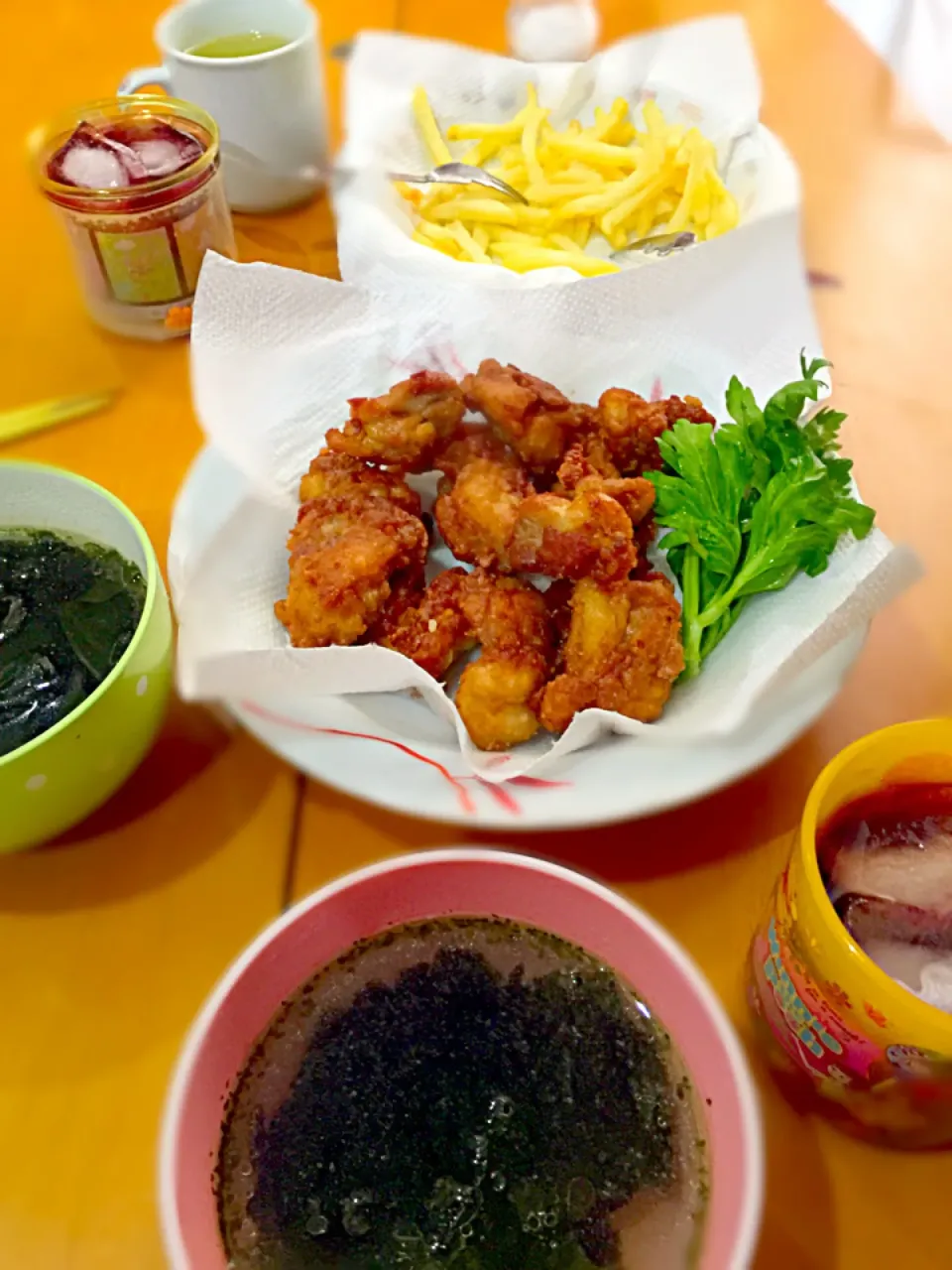 Snapdishの料理写真:鶏モモ肉の唐揚げ 生姜醤油味  フライドポテト  ワカメと海苔の中華胡麻スープ  グレープジュース🍇|ch＊K*∀o(^^*)♪さん