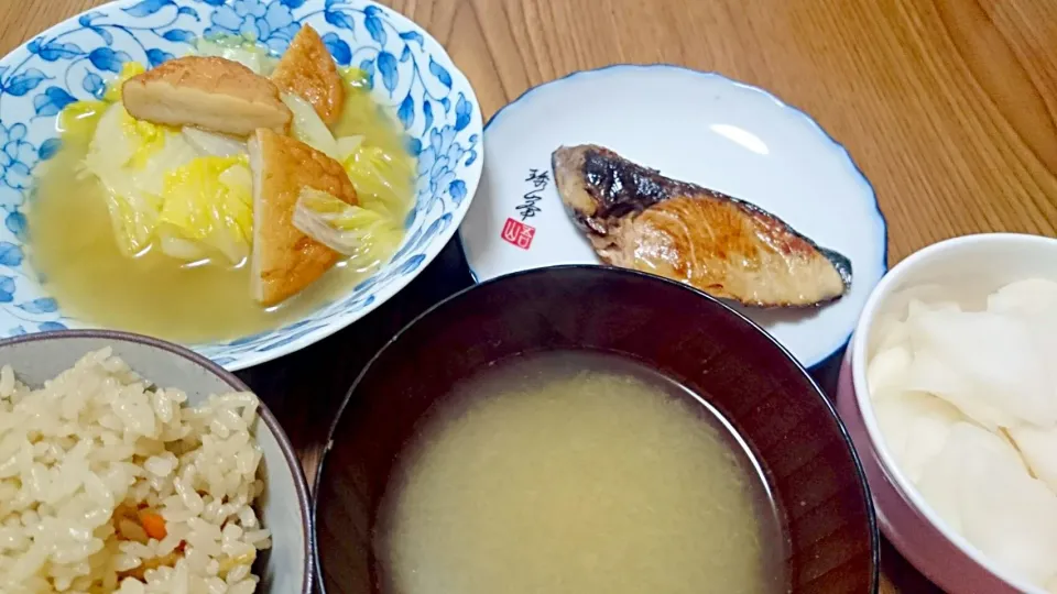 Snapdishの料理写真:・鰤の焼き物
・白菜とさつま揚げの炊きもの
・炊き込みご飯
・かぶら汁
・蕪の浅漬け|ようかんさん