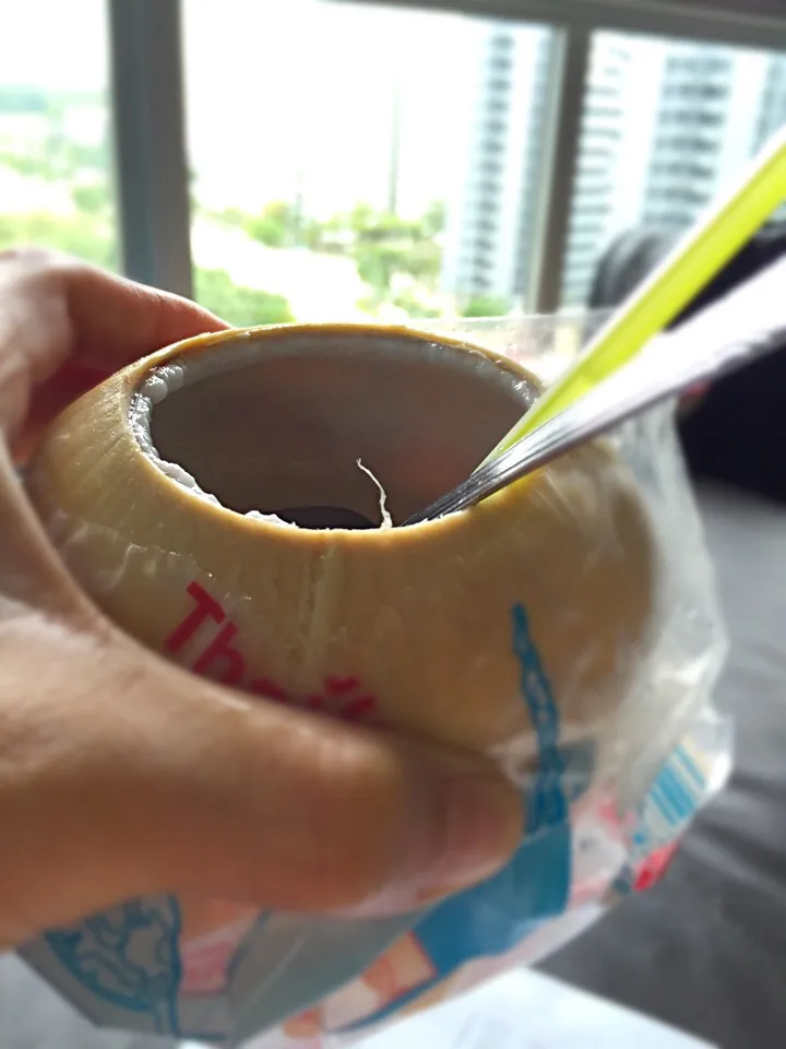 Drink Thai coconut water in a sunny day 😅 "what a cooling way...!"|Tari's Kitchenさん