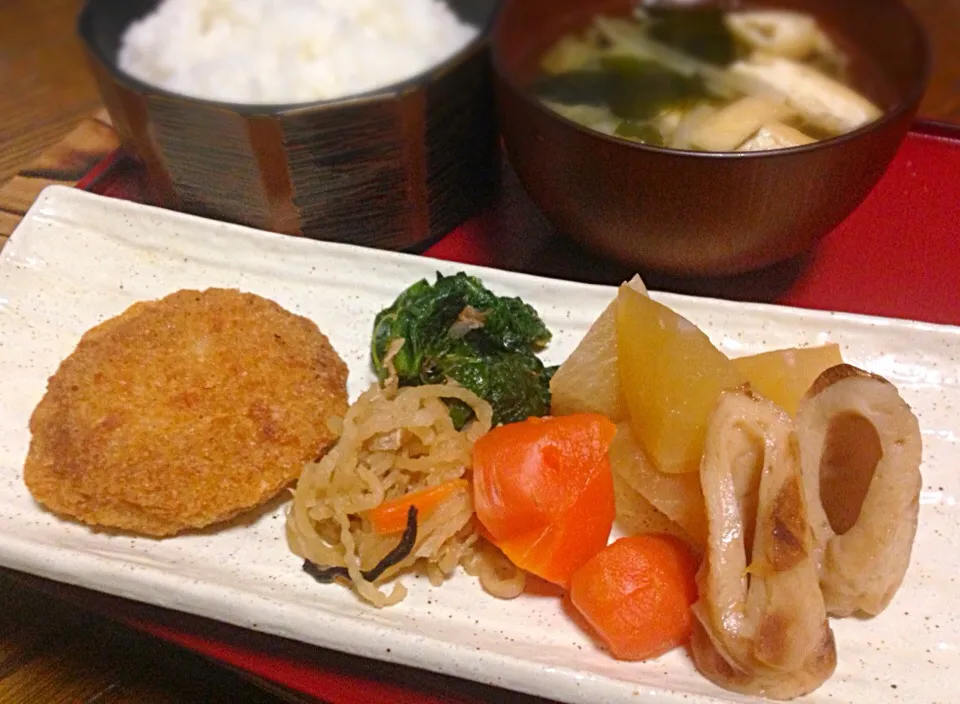 単身赴任の晩ごはん  大根と竹輪の煮物 メンチカツ ほうれん草ナムル 切り干し大根煮 キャベツと大根の皮のスープ 白飯|ぽんたさん