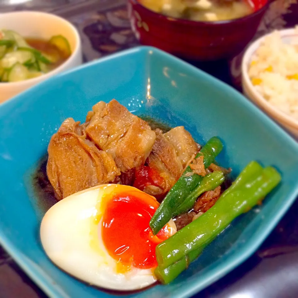 娘たちのおゆはん  角煮、豆腐とわかめの味噌汁、キュウリ、もろこしご飯|yukoさん