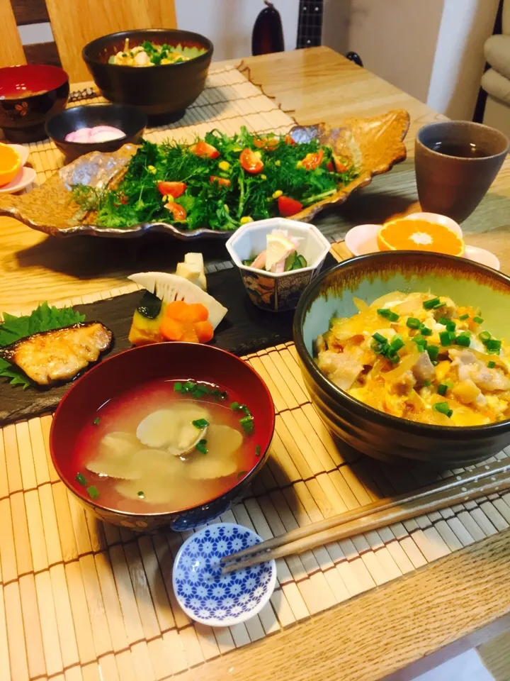 親子丼、鰤の照り焼き、煮物、鱧皮と蟹の酢の物、あさり汁、フェンネルと菜の花とわさび菜のサラダ(*^_^*)|Kaoさん