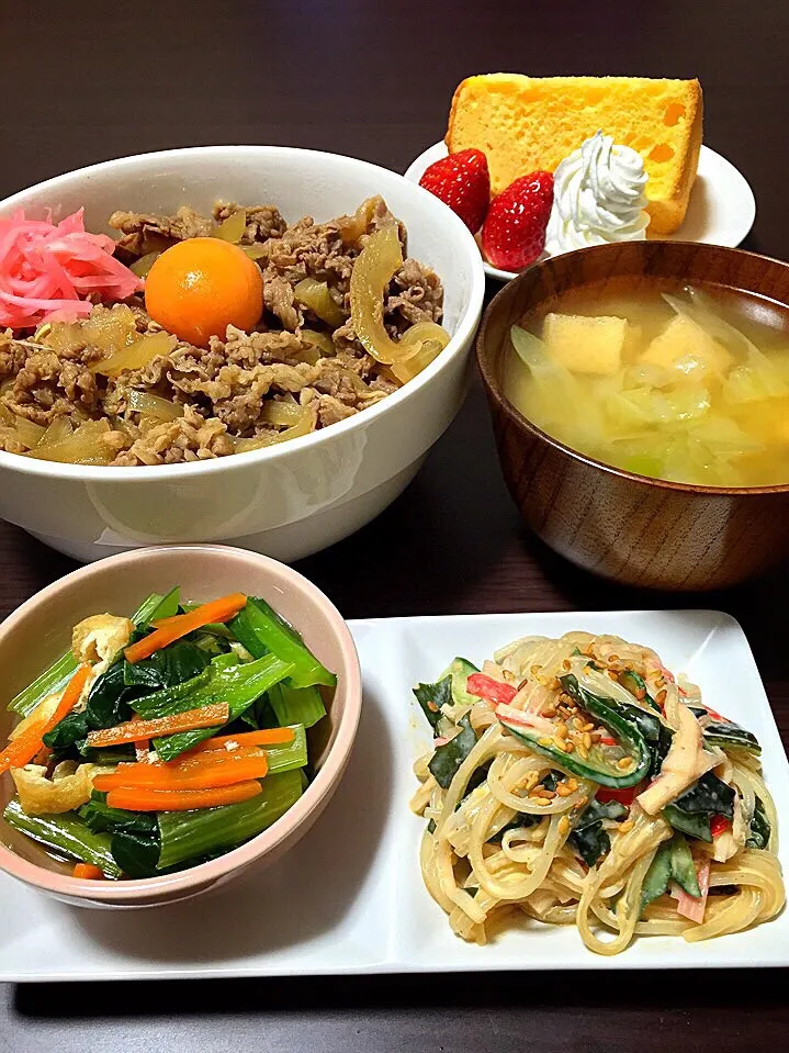 ⭐️小松菜の煮浸し ⭐️春雨の胡麻マヨサラダ ⭐️牛丼 ⭐️キャベツとネギと油揚げの味噌汁 ⭐️バニラシフォンケーキ|よっちぃさん