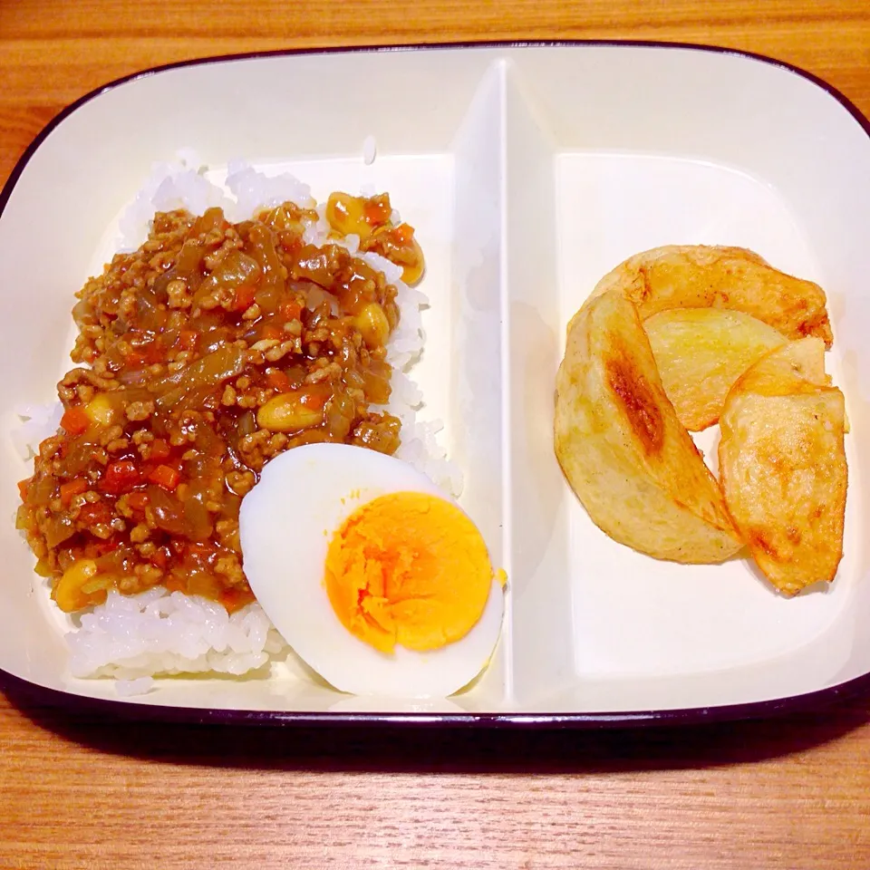 キーマカレー  家庭菜園で採れた新じゃがのフライドポテトと、自家製福神漬けと共に。|pigmegさん