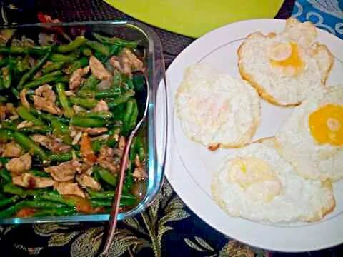 sauteed string beans and sunny side up eggs for breakfast💜💜💜|Maria Luiza Makilさん