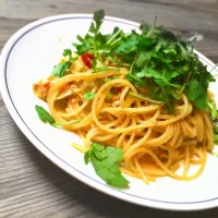 Snapdishの料理写真:Spaghetti "solted squid liver and coriander" 

”イカの塩辛とパクチーのスパゲッティ”

数年ぶりの投稿です。
自家製のイカの塩辛がだいぶ残っていたのでパスタにアレンジしました。
ネットで見つけたお気に入りレシピに
白ワインを追加して…♡ 
イカの塩辛、パクチー、ガーリック|lalaさん