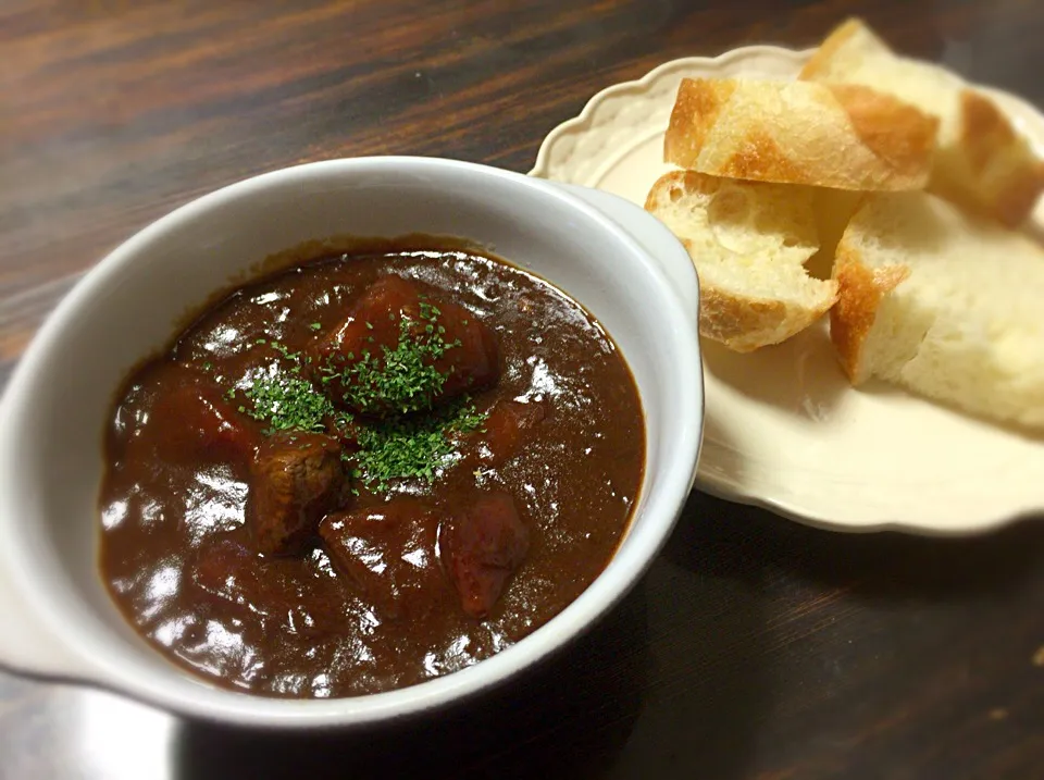 Snapdishの料理写真:みんな教えて⁉️オイラの疑問。
(*'ω'*)......ん？

カレー🍛に入れるお肉は🐮肉？それとも🐷肉？はたまた、🐔肉？

ちなみにこの料理はビーフシチューなのでもちろん🐮肉ですが😁（笑）|いしくん。（たまご王子🥚🐣🐥🐔）さん