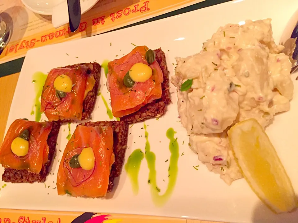 Pumpernickel with smoked salmon, potato salad & capers dill|Sky Blueさん