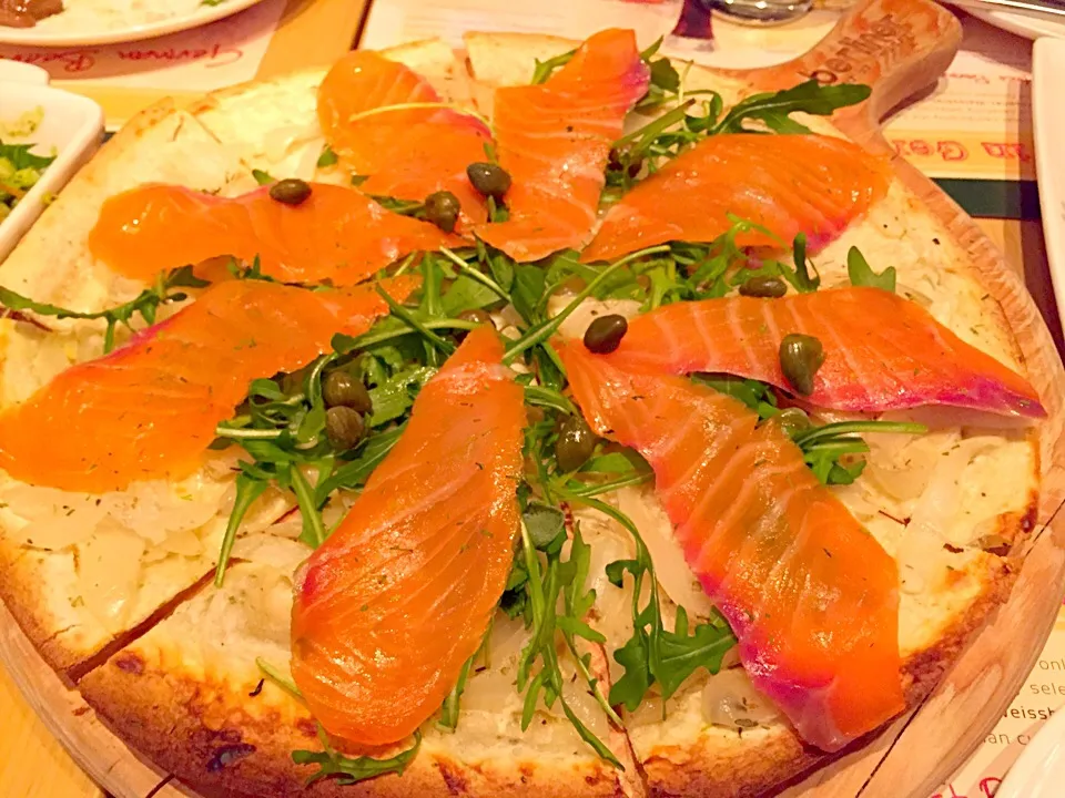 Snapdishの料理写真:Thin crust pizza with smoked salmon, onion, capers & dill|Sky Blueさん