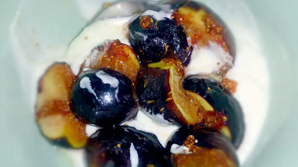 Afternoon snack: black figs and double thick greek yogurt|Barberttさん