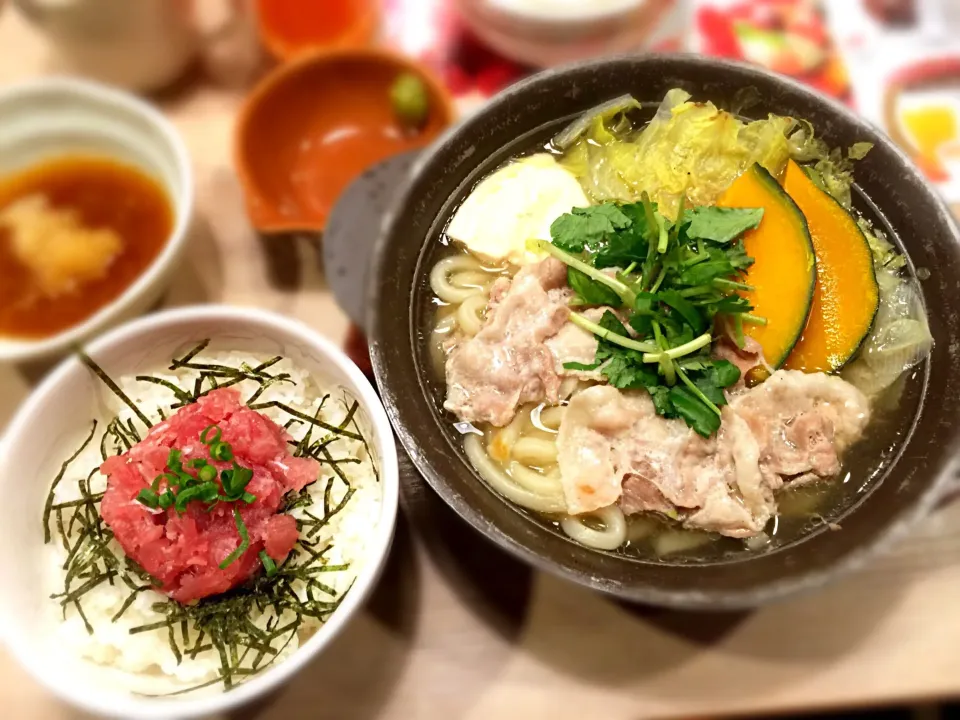 ガストで夜23時過ぎ、おそ〜い夕食😬
豚肉のさっぱり寄せ鍋とミニまぐろ丼セット😋|しんやさん