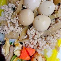 Snapdishの料理写真:巣籠もり弁当:鶏そぼろとごぼう、うずらの卵を一緒に味つけでお手軽ボリーム満天ヘルシー弁当です。 カジキハーブソテー、キクラゲとチンゲン菜オイスター炒めを添えて。|Nonさん