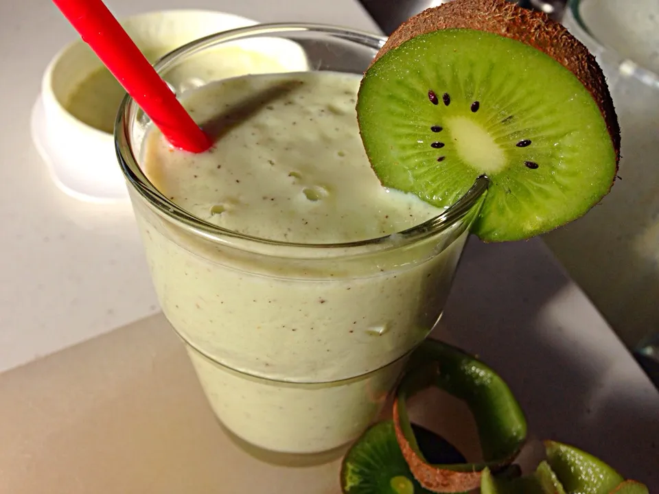 Snapdishの料理写真:Kiwi yoghurt smoothie|viviさん