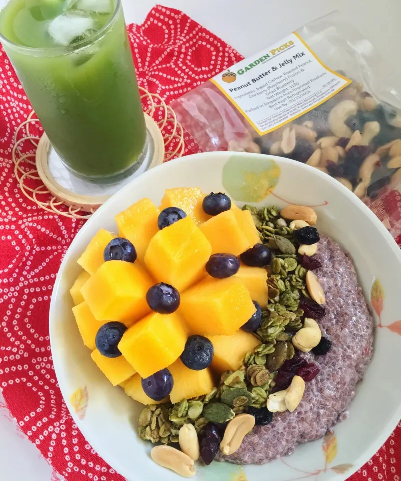 Blueberry chia pudding with mango, homemade matcha granola and mixed nuts/dried fruits. Iced 抹茶.|coxiella24さん