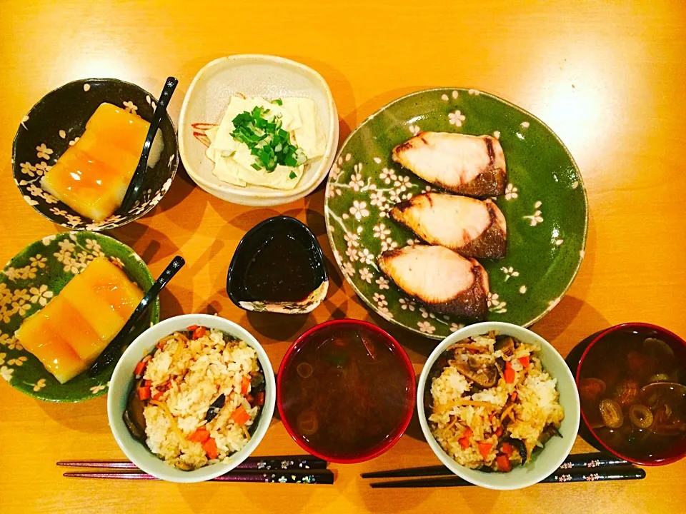 あさりの混ぜご飯
あさりのお味噌汁
ぶりの塩焼き
湯葉の柚子こしょう醤油かけ
羽二重餅|わかさん