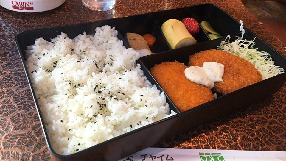 【日替弁当】牛肉入りコロッケ弁当を頂きました。|momongatomoさん