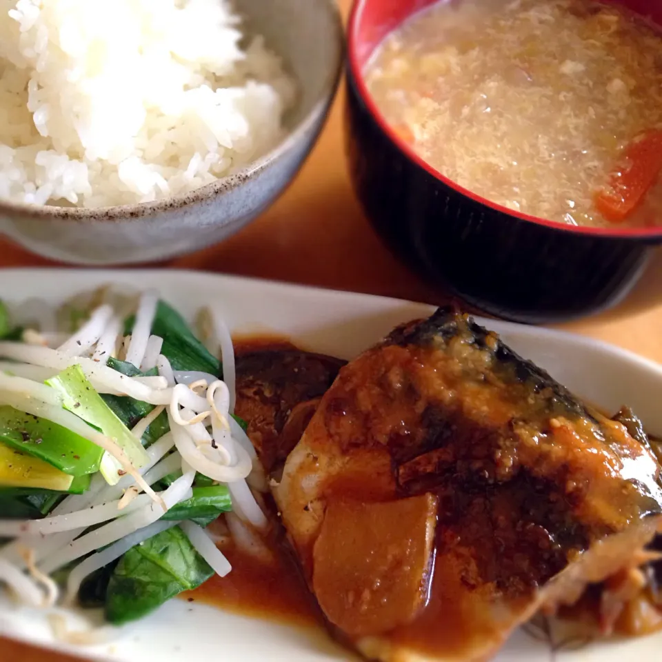 鯖の味噌煮に小松菜とモヤシを添えて。今日の御汁は白菜トロトロ猪のかき玉スープ。|こなちゅんさん