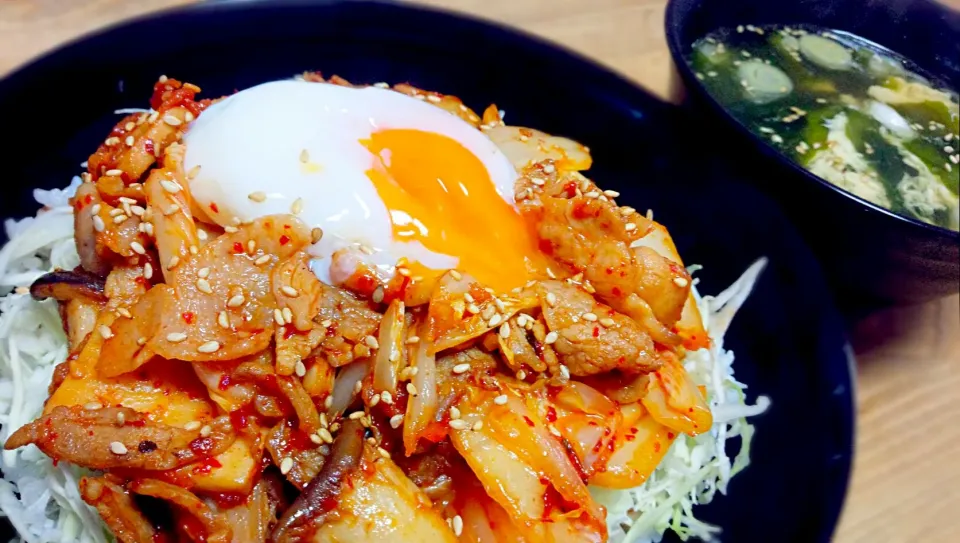 ご飯の上にキャベツたっぷりのせて♪豚キムチ丼☆温玉のせ(´V`)♪～ワカメスープ付。|ぎるママさん