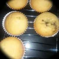 Yellow Cupcake stuffed with blueberry jam #cupcakelover|Howp Metodaさん