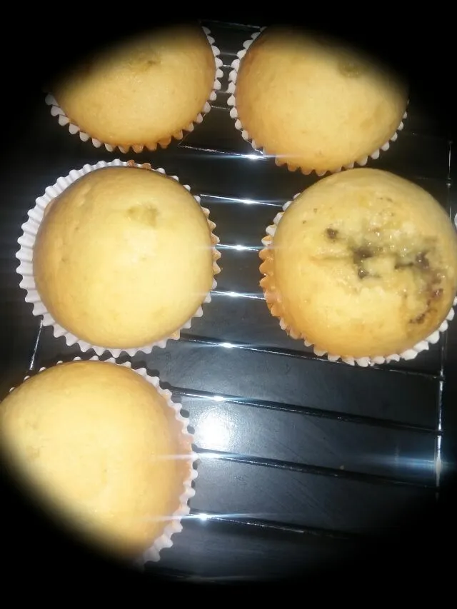 Yellow Cupcake stuffed with blueberry jam #cupcakelover|Howp Metodaさん