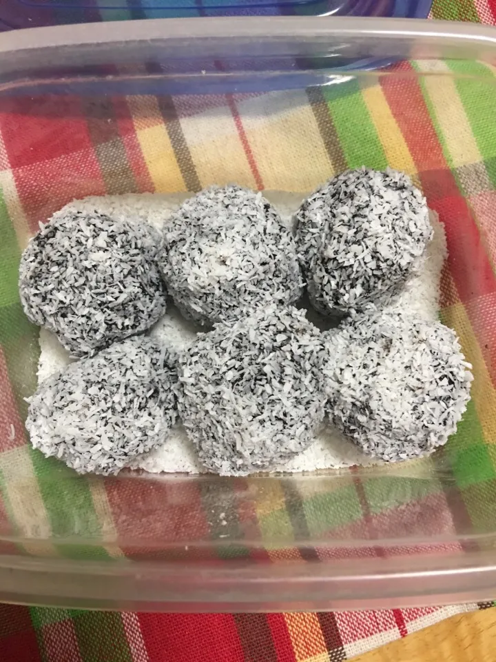 Snapdishの料理写真:Munchkins (Oreo with marshmallow)|joさん