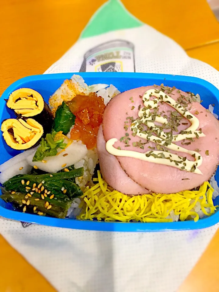 パパお弁当🍱  パストラミハム  薄焼き卵  ほうれん草の胡麻和え  海苔巻きチーズ  小松菜の漬物  大根と柿の漬物  白菜の漬物  りんごと柚子の蜂蜜煮  焼き海苔|ch＊K*∀o(^^*)♪さん