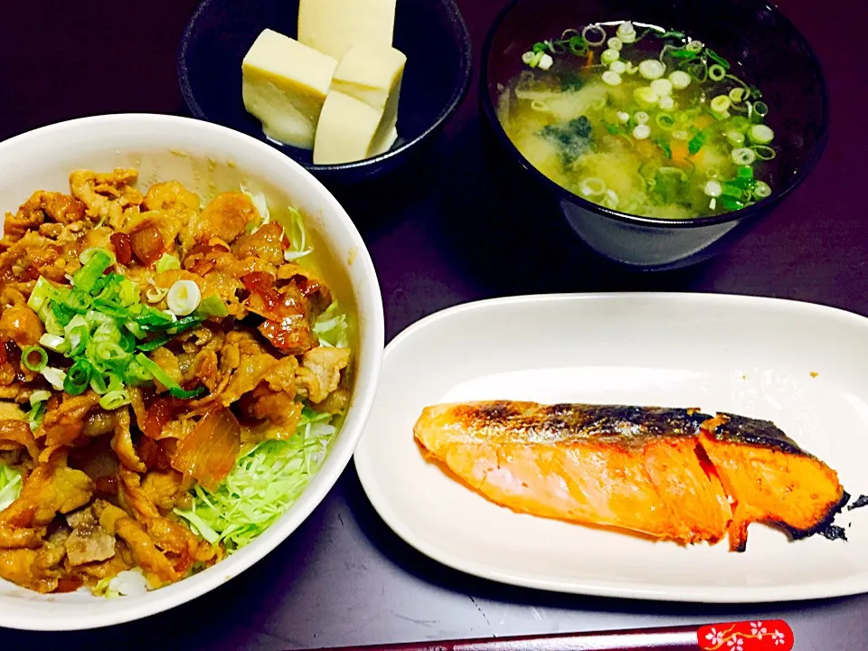 ゆうごはーん♡
甘辛豚丼
鮭
高野豆腐
お味噌汁|asukaさん