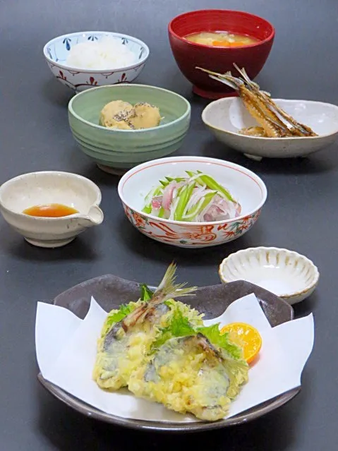 今晩は、小アジ天麩羅、鯵と茎わかめと大根の和え物 橙ポン酢、里芋のごま味噌煮、骨せんべい、根菜とお揚げの味噌汁、ご飯

徳島県産の小アジを南蛮漬けにでもしようかなと思っていたら、玉ねぎが無い(^^;; 
お義母さんの玉ねぎがほぼ年中あって玉ねぎを買うことが滅多に無く、無くなっていたのを忘れていて。。。ということで天麩羅|akazawa3さん