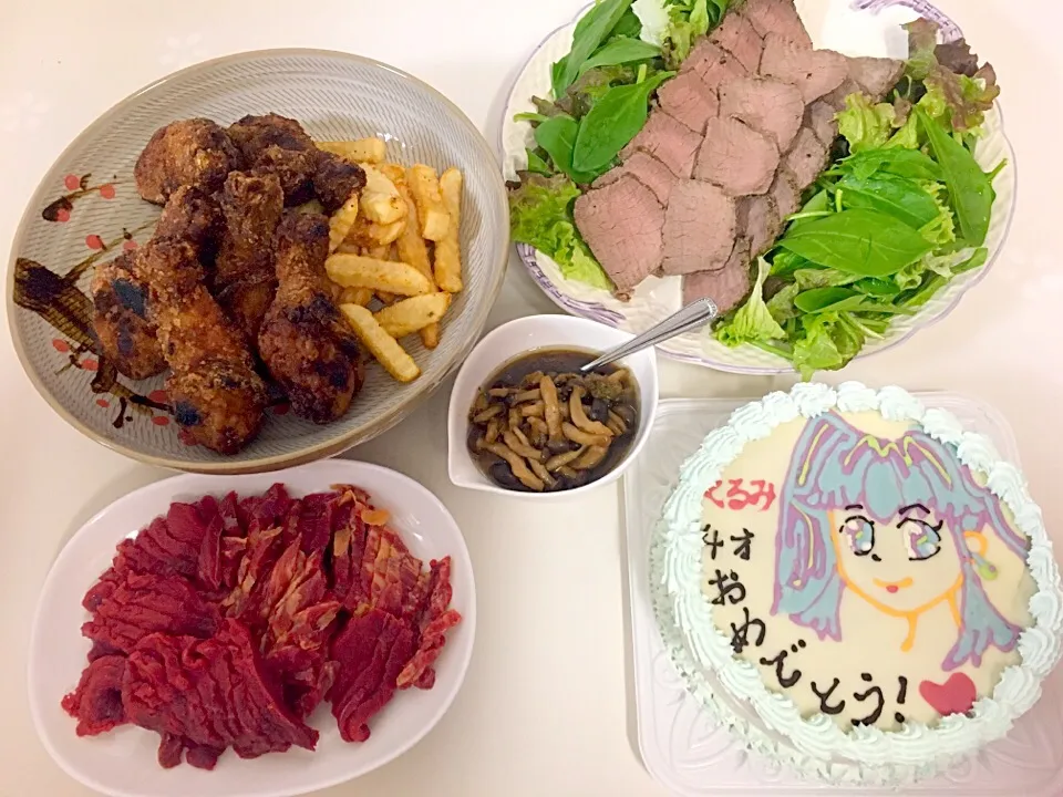 誕生日のお祝いに、ローストビーフ、フライドチキン、馬刺し、バースデーケーキ|Hiroko Yokomizoさん