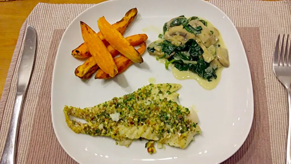 Healthy dinner. Pan fried sea bass with almonds, coriander and lemon coating. Sweet potato chips. Mushrooms and spinach.|vivianaさん